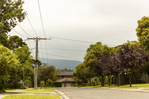 Melbourne banlieue sud-est ruelle arrière avec un temps sinistre au-dessus — Photo