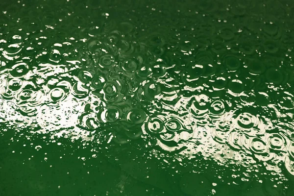 Крапельна зелена фарба в промисловому відрі — стокове фото