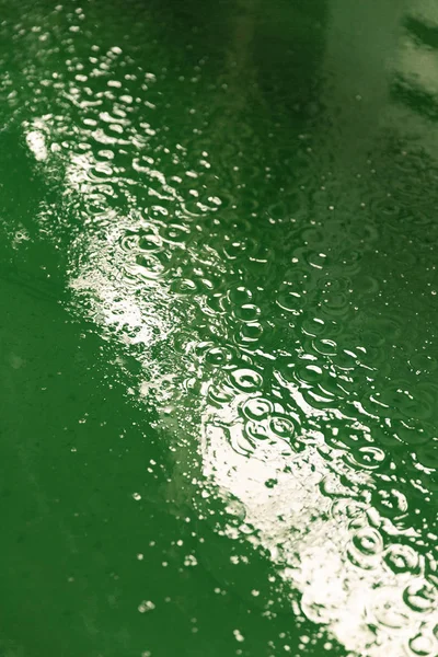 Великий зелений лоток для фарби повертається назад у відро — стокове фото