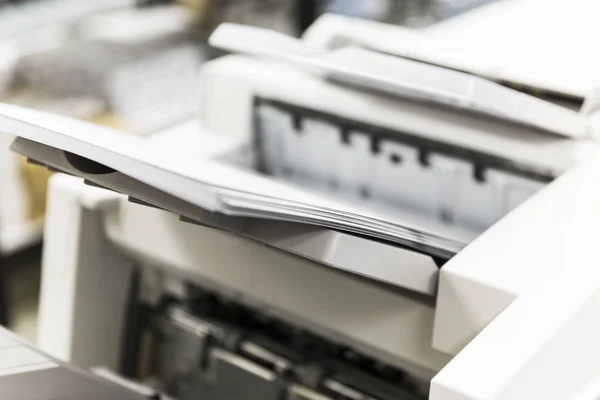 Impressora industrial criando múltiplas cópias da ordem do cliente — Fotografia de Stock