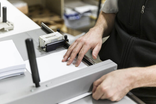 Профессиональный принтер для ручной резки бумаги с гильотиной
