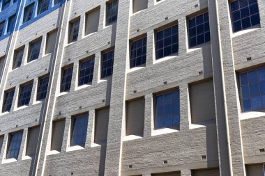 Pencereleri tahtadan yapılmış endüstriyel tuğla bina