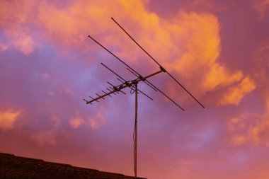 Uğursuz fırtına bulutu komşu televizyon anteni üzerinde akıyor