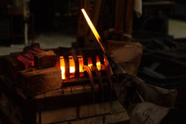 Fabrika fırınına yerleştirilmiş sıcak çelik çubuklar.