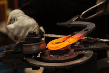 Demirci, uydurma bükme aparatını kaldırıyor.