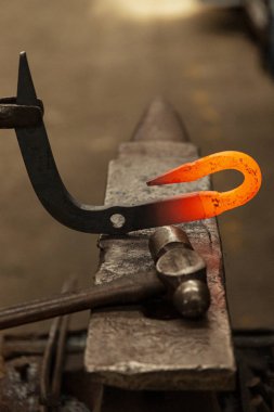 Tıkırdatılırken örsün üzerinde duran mükemmel metal kanca.