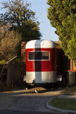 Mahallenin garaj yolunda duran antika at arabası.