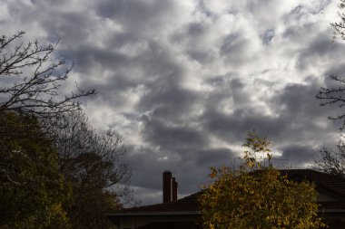 Kasvetli Bulutlar Varoş Mahallesi Evinde Yuvarlanıyor.