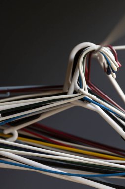 Kapalı giyim atında asılı renkli bir palto.