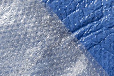 Mavi plastik posta çantasındaki baloncuk ambalajını temizlemeye hazır