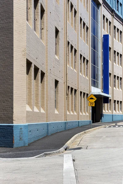 Bâtiment en brique rétro dans une rue industrielle calme — Photo