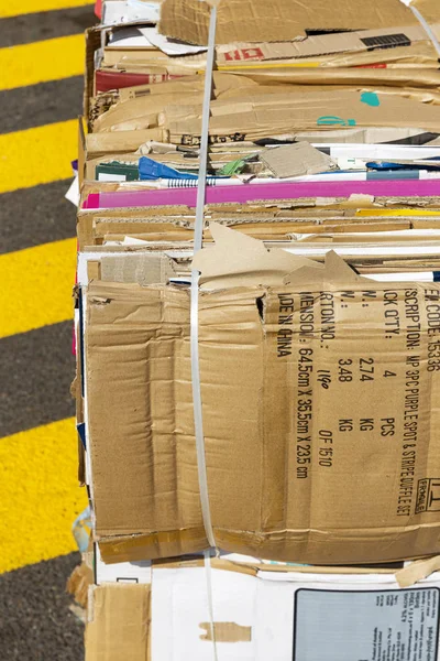 Cartón apilado en zona de recogida listo para reciclar — Foto de Stock