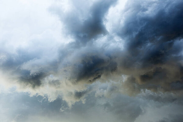 Надвигающиеся над головой облака грозовой системы, прежде чем пойдет дождь
