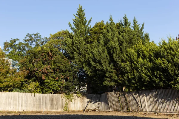Kırık çit kovalarıyla yeni gelişmeler için boş mahalle bloğu temizlendi — Stok fotoğraf