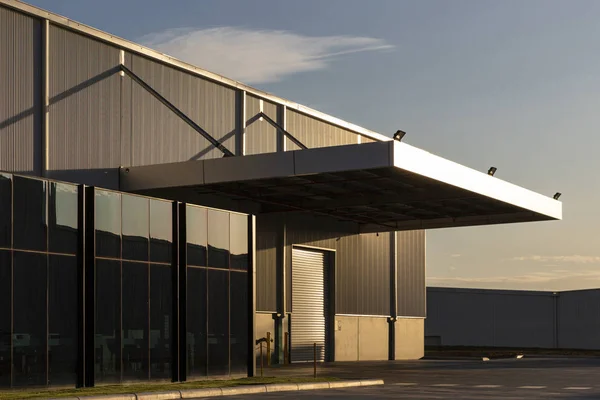 Oficina industrial y arquitectura de almacén bañado en luz de la tarde — Foto de Stock