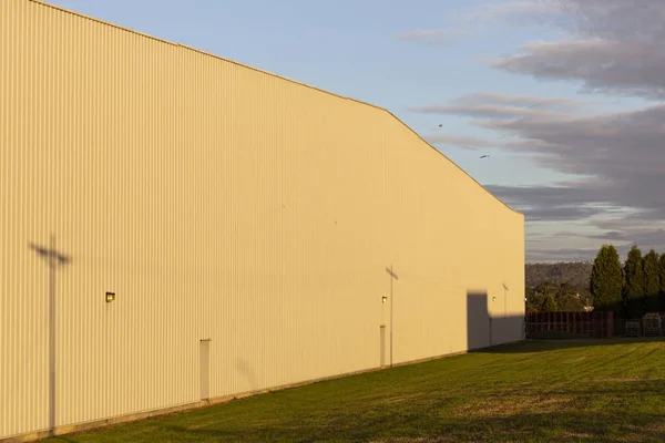 Almacenamiento pared exterior bañada en luz de la tarde — Foto de Stock