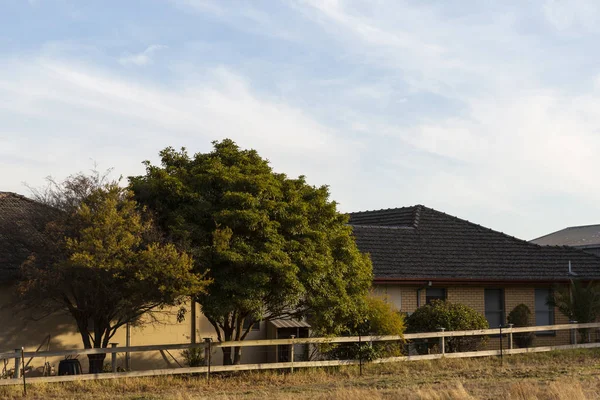 Casa velha da fazenda banhada na luz da tarde — Fotografia de Stock