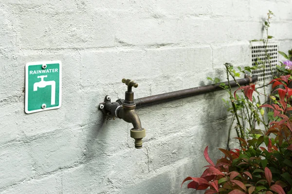 Señalización de agua reciclada junto al grifo de agua residencial — Foto de Stock