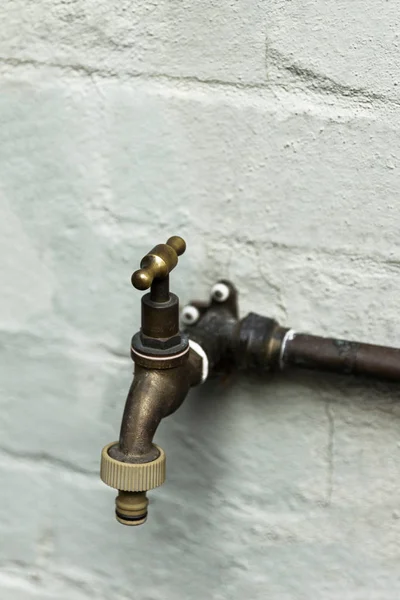 Residentiële waterkraan bevestigd aan bakstenen muur — Stockfoto