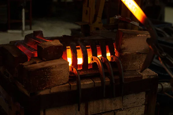 工業炉での鍛冶屋加熱金属バー — ストック写真