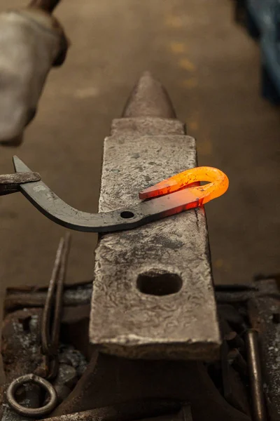 Heißer Metallhaken zapft letzte Stufe am Amboss der Fabrik an — Stockfoto