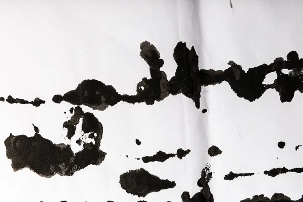 Tinta negra larga sangrando en papel blanco — Foto de Stock