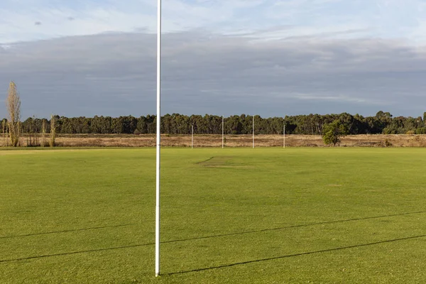 Afl doelpunt post op voorstedelijk voetbalveld — Stockfoto