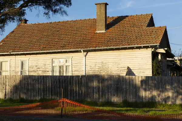 Casa suburbana cercada de propiedad demolida al lado — Foto de Stock