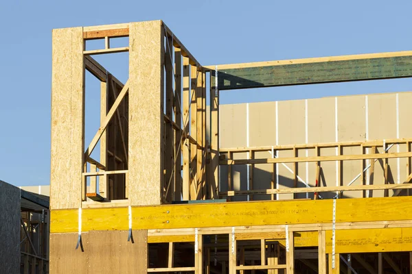 Casa residencial marco de madera en construcción durante la luz de la tarde encantadora — Foto de Stock