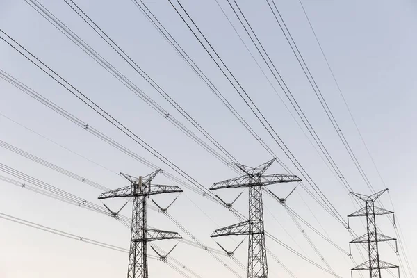 Електричні пілони на м'якому градієнтному фоні неба — стокове фото
