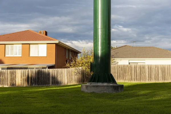 Pila di fumo verde installata tra le case suburbane — Foto Stock