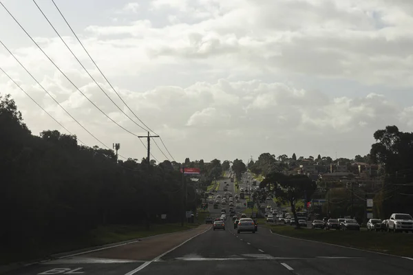 Melbourne banliyö otoyolu çalılıklar arasındaki ana alanı birbirine bağlıyor — Stok fotoğraf