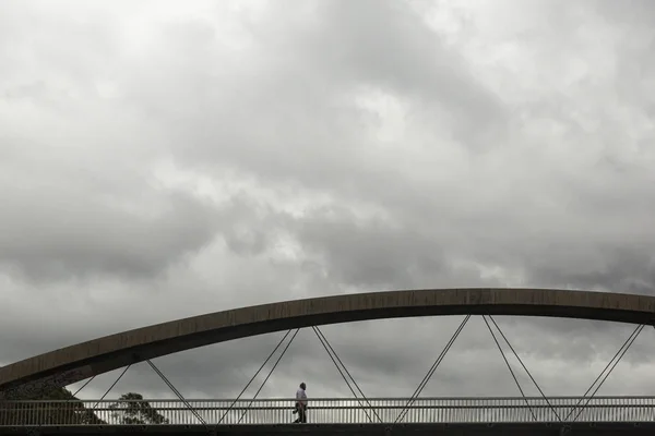 Officer Worker Crossing Brutalist Concrete Bridge On Overcast Afternoon — Stock Photo, Image