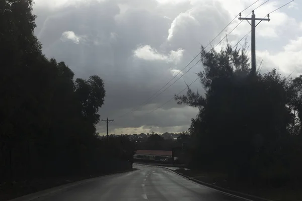 Yuvarlanan bulutlu arka sokağın karanlık banliyösü — Stok fotoğraf