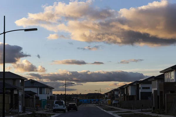 Après-midi lumière du crépuscule sur le quartier de banlieue nouvellement développé à Melbournes banlieue orientale — Photo