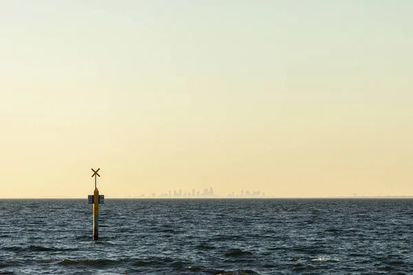 Hazy Dusk View Of Melbourne From Mornington Beach — Stock Photo, Image