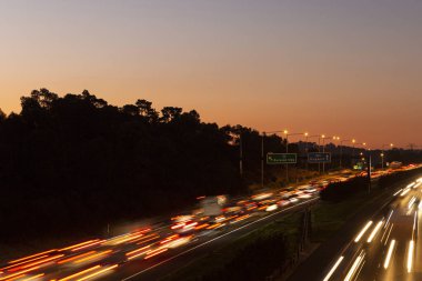 Altın saat boyunca yoğun trafik yoğunluğu