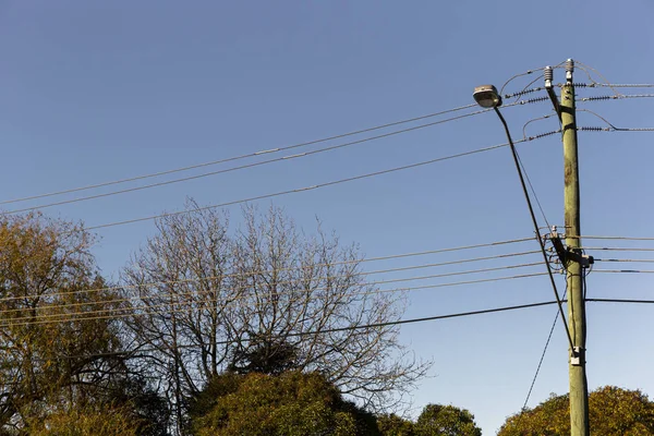 Вуличний електричний полюс з вуличним світлом фіксованим на стороні — стокове фото