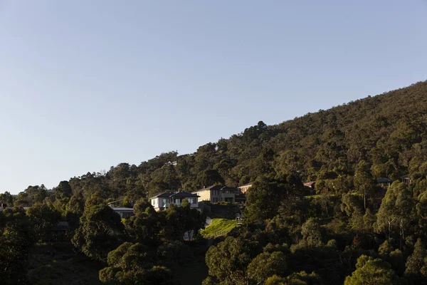 Immobiliare australiano arroccato su una collina nel pomeriggio estivo — Foto Stock