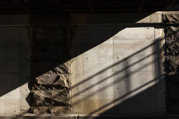 Ontworpen stenen muur geëtst in de middag licht & schaduw — Stockfoto