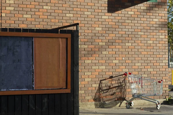 Abandoned Shopping Trolley Left On Red Brick Wall — 스톡 사진