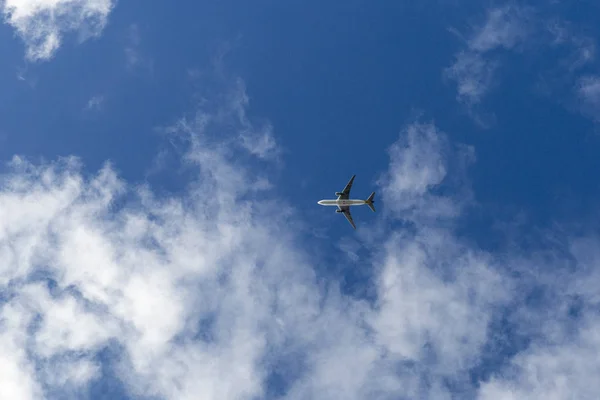 上を飛ぶ旅客機 — ストック写真