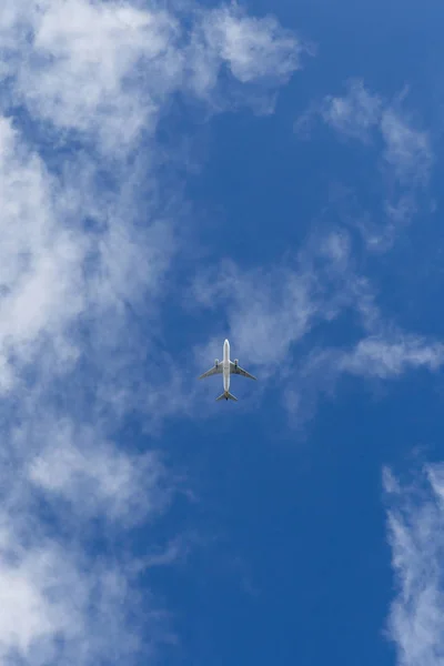 真上を飛ぶ旅客航空会社 — ストック写真