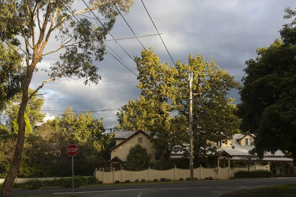 Stopp skylt & vintage hus på förorten Melbourne gata — Stockfoto