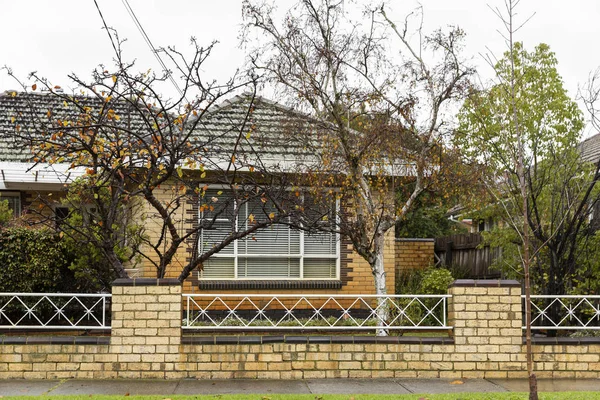 Ancienne maison en brique jaune à Melbourne banlieue — Photo