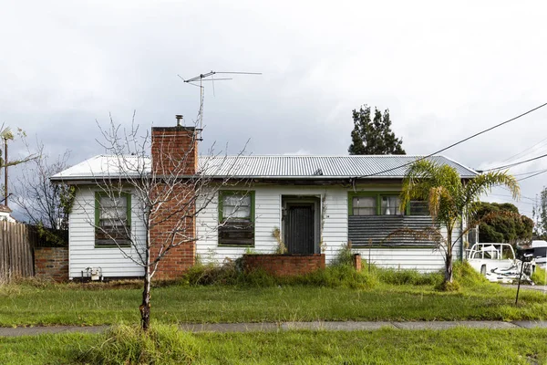 Maison en bois blanc abandonnée en banlieue australienne — Photo