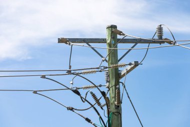 Elektrik direği caddenin üzerindeki elektriği dönüştürüyor