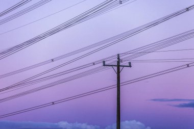 Yerleşik elektrik direği endüstriyel güç dağılımının altında