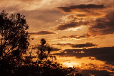 Avustralya yazında yanan günbatımı bulutları