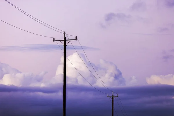 Telefonní sloupy při dramatickém západu slunce — Stock fotografie